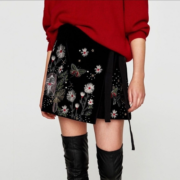 Zara Pants - Zara Womens Black Embroidered Velvet Shorts M
